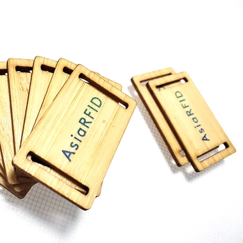 Carduri cadou din lemn gravate la comandă pentru nunți, prezentate în secțiunea de descriere cu vedere din unghi a produsului pentru aplicații Wooden Cards.