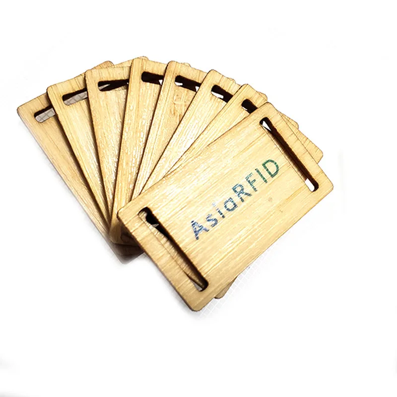 Carduri cadou din lemn gravate la comandă pentru nunți, prezentate în secțiunea de descriere cu exemplu de design personalizat pentru aplicații Wooden Cards.
