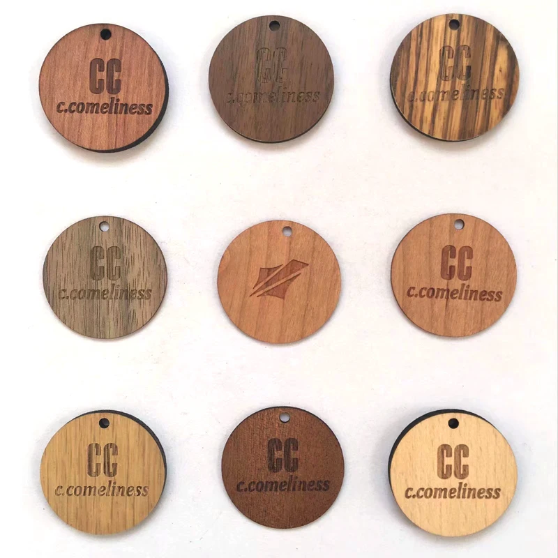 Carduri cadou corporate din lemn personalizate pentru branding premium, prezentate într-o secțiune descriptivă cu vedere din unghi a produsului pentru Carduri din Lemn.