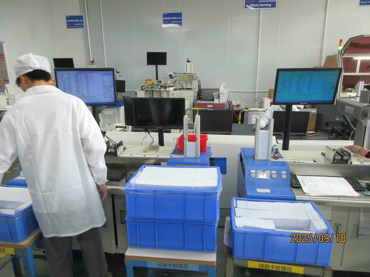 Inspecția produselor RFID finite înainte de expedierea internațională în fabrica SCIVAS