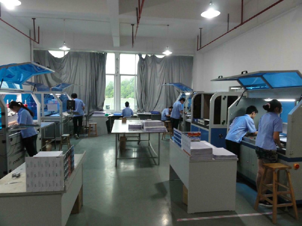 Laborator de control al calității RFID SCIVAS, unde personalul QC testează produse RFID