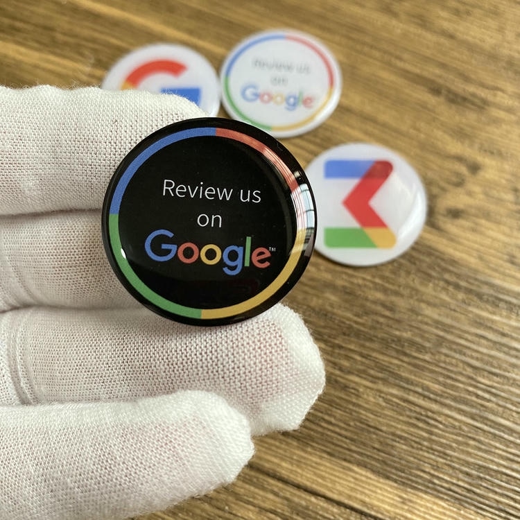 Autocolant epoxidic NFC cu formă personalizată ținut într-o mână înmănușată; cu un design de revizuire Google și un finisaj cu dom pentru feedback bazat pe robinet.