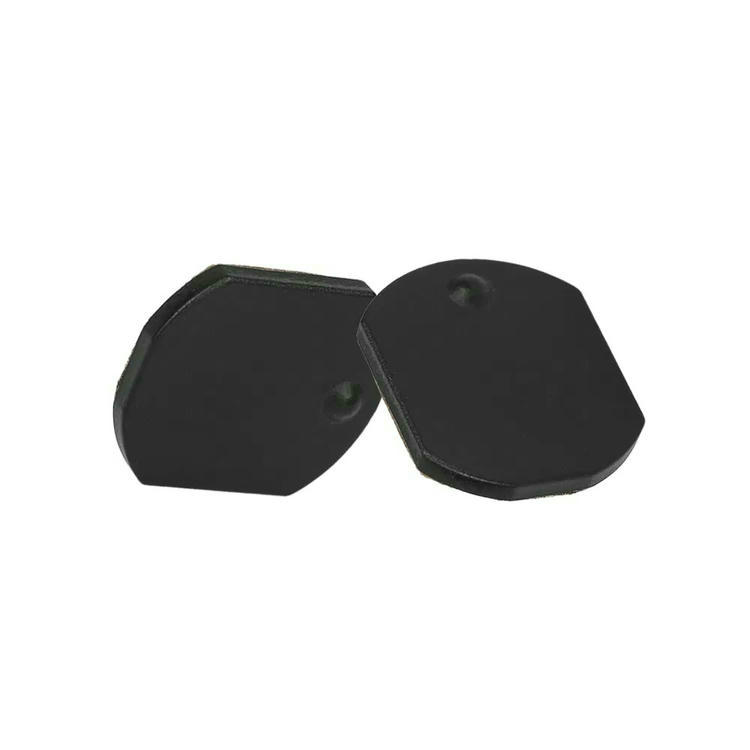 Mai multe etichete C2117-1 ceramice RFID sunt grupate; arătând designul lor compact și durabil pentru uz industrial.
