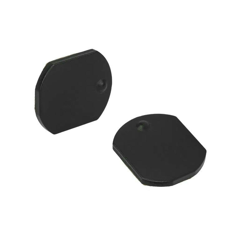 Vederea din spate a unei etichete C2117-1 pe metal RFID arată suportul adeziv pentru o instalare ușoară pe suprafețe metalice.