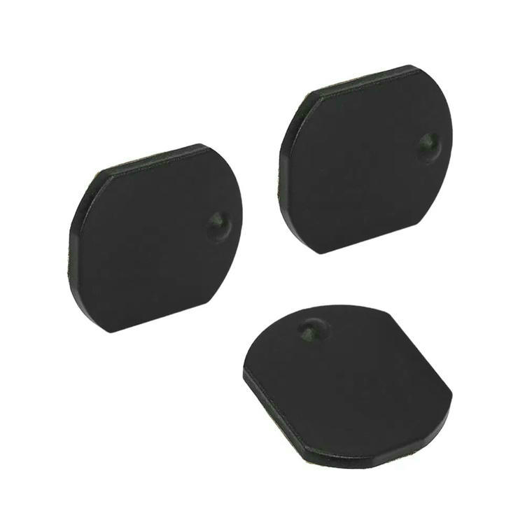 Eticheta C2117-1 ceramică RFID este măsurată cu o riglă pentru a arăta dimensiunile sale precise 21.0x17.0mm.