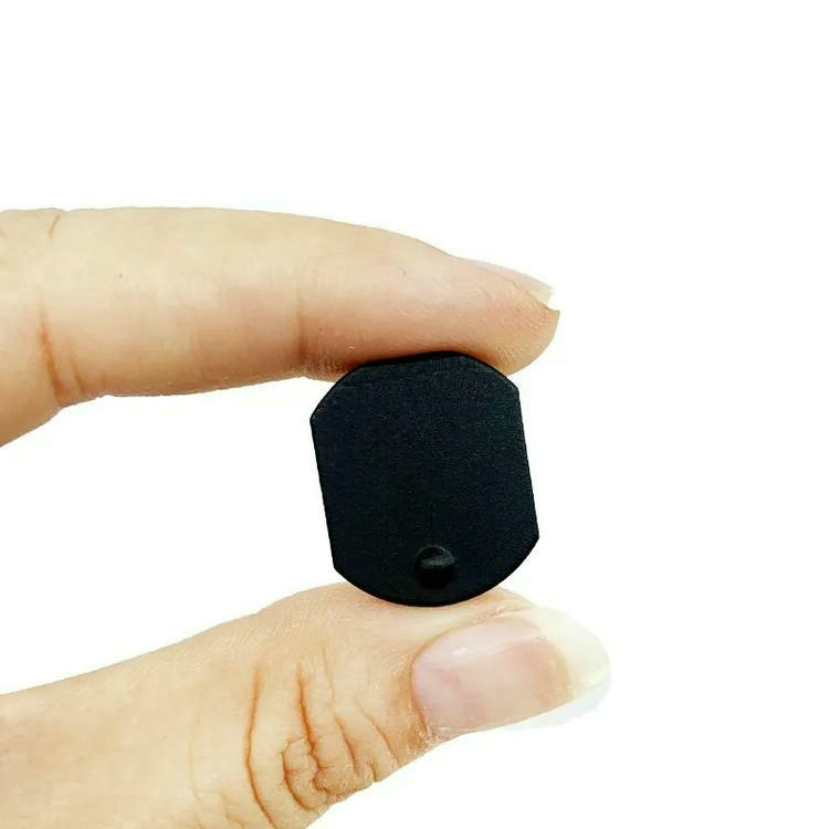 O etichetă mică C2117-1 ceramică RFID este ținută pe vârful degetului pentru a-și demonstra profilul ultrasubțire și compact.